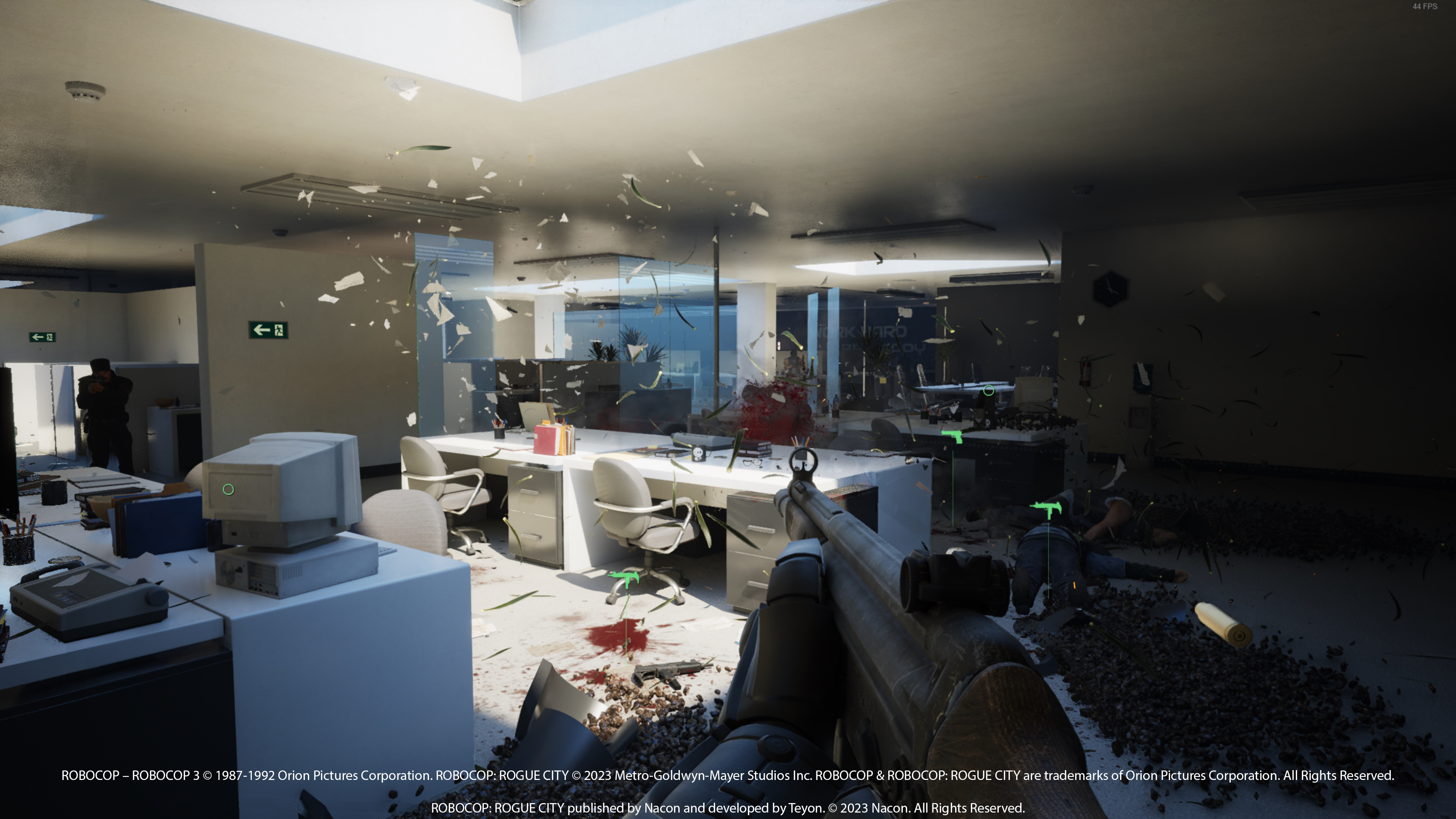 Ego-Perspektive eines Shooter-Spiels, Büroszene mit Explosionen.