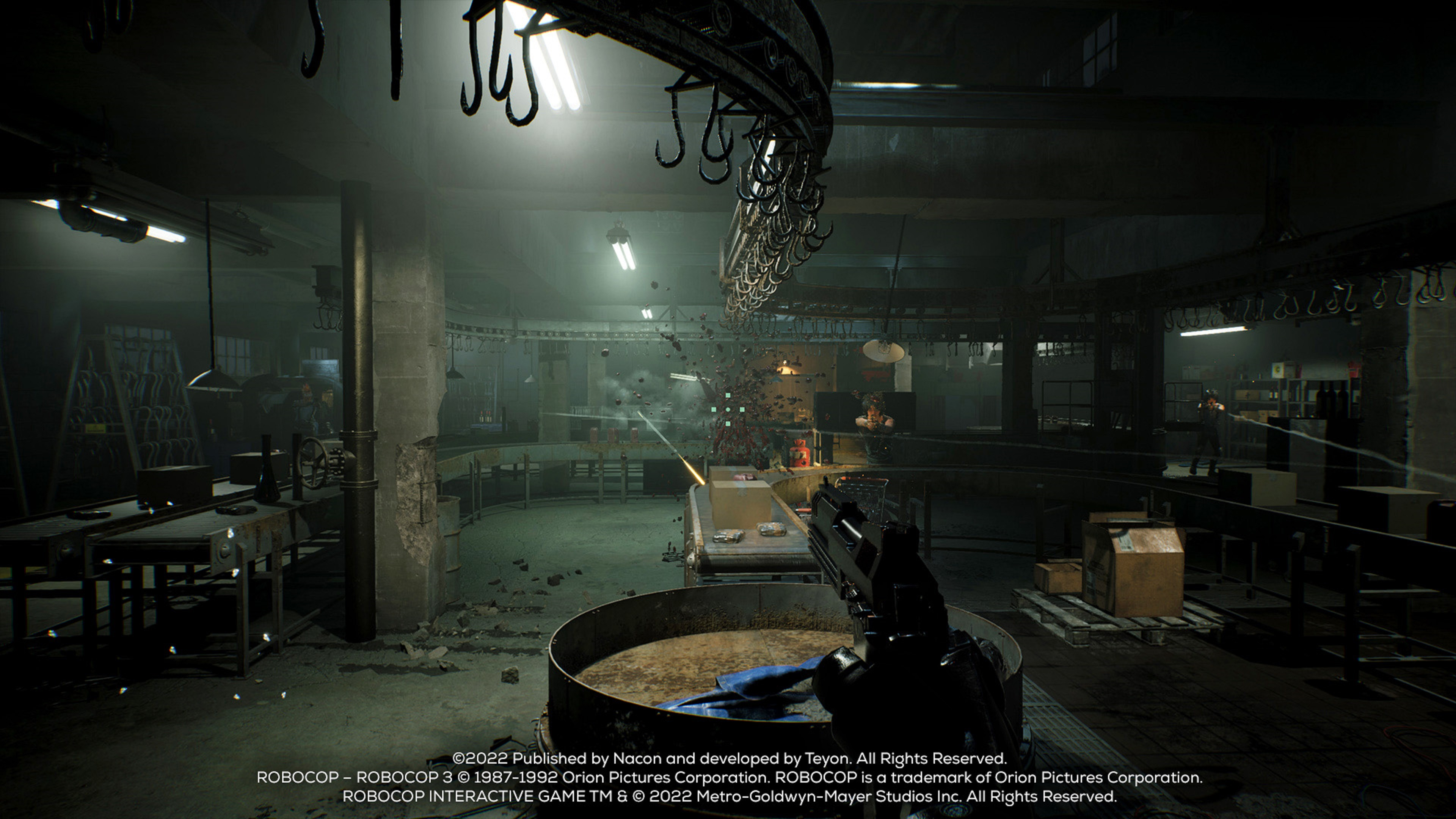 RoboCop-Spielszene, eine Person, die in einer Fabrik eine Waffe abfeuert.