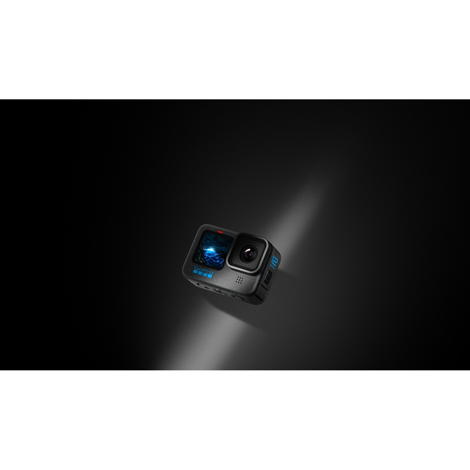 GoPro 10 action camera in een studio-omgeving, met een verlicht scherm.