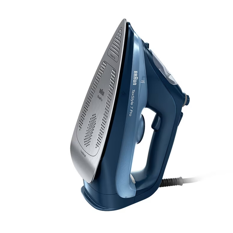 Blaues Braun TexStyle 7 Pro Bügeleisen auf weißer Oberfläche, schräge Ansicht. Zeigt Sohle und Griff.