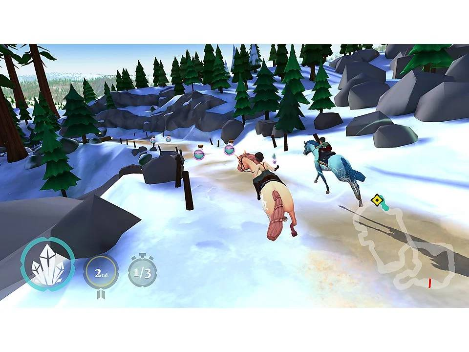 Una escena de juego con dos jinetes a caballo corriendo en un paisaje nevado con árboles.
