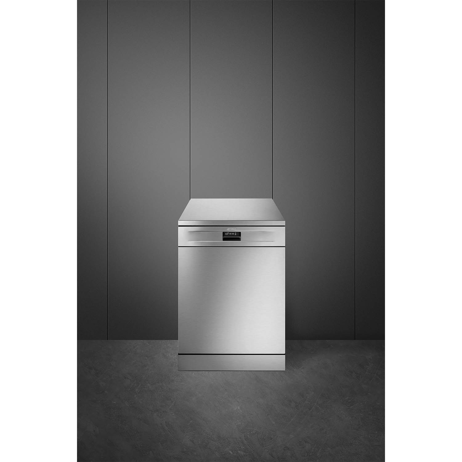 Lavastoviglie argentata contro un muro grigio. Design semplice, moderno.