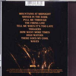 Rückseite einer CD-Hülle mit Songtiteln und Credits. Das Farbschema ist dunkel mit orangefarbenem Text.