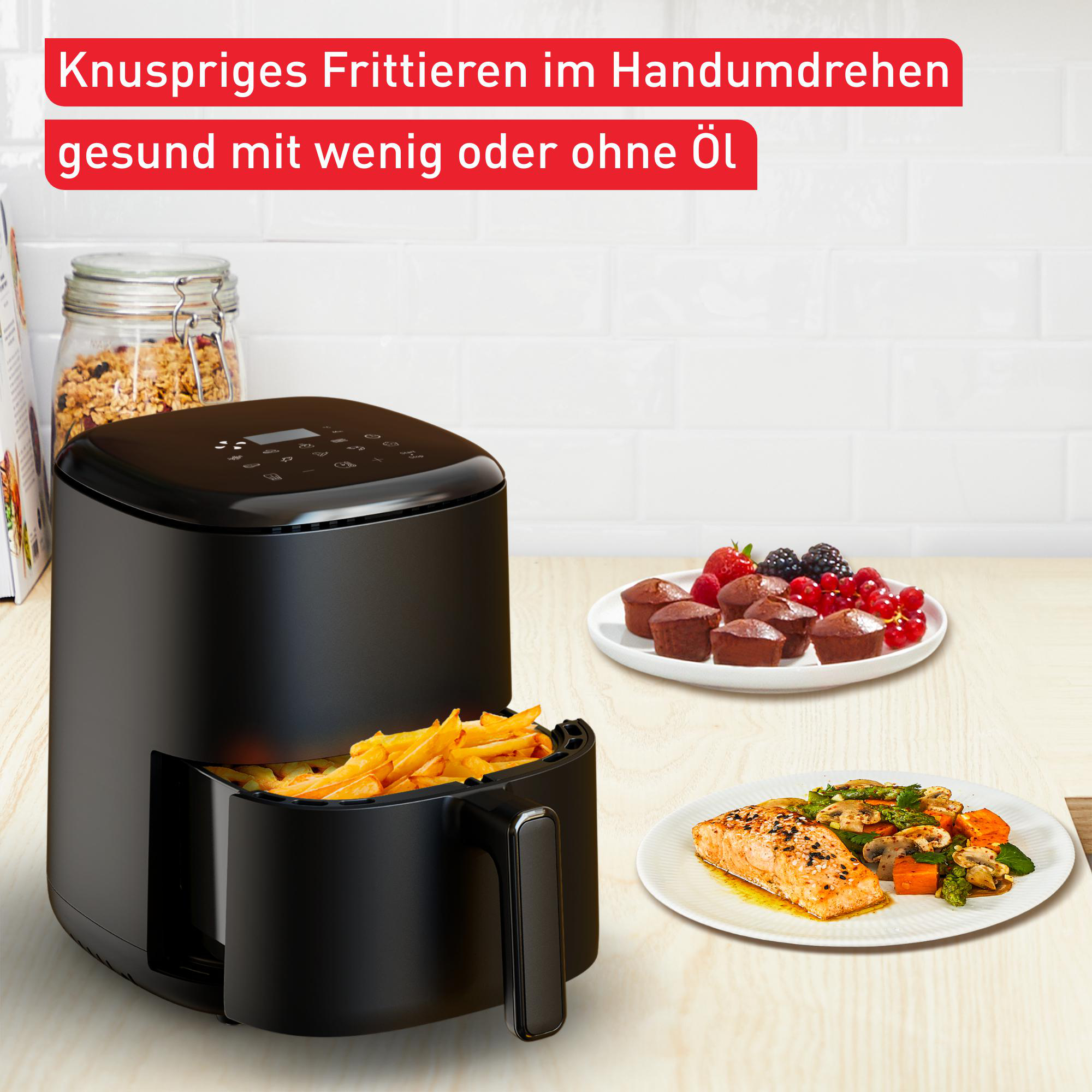 Schwarze Heißluftfritteuse mit Pommes im Korb, Essen auf Tellern. Text: Knusprig frittieren im Handumdrehen, gesund.
