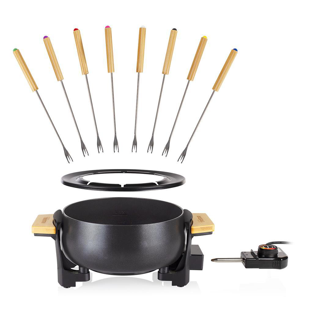 Ein Fondue-Set mit einem schwarzen Topf, Gabeln mit Holzgriffen und einem Heizelement. Gabeln haben verschiedenfarbige Spitzen. Weißer Hintergrund.