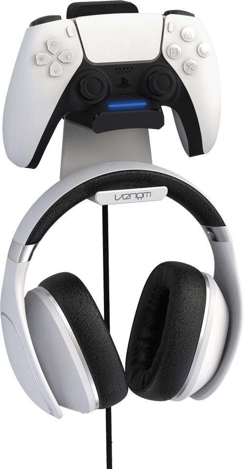 Fehér headset és kontroller állvány. Az állványon egy fehér PS5 kontroller és fehér fejhallgató látható.