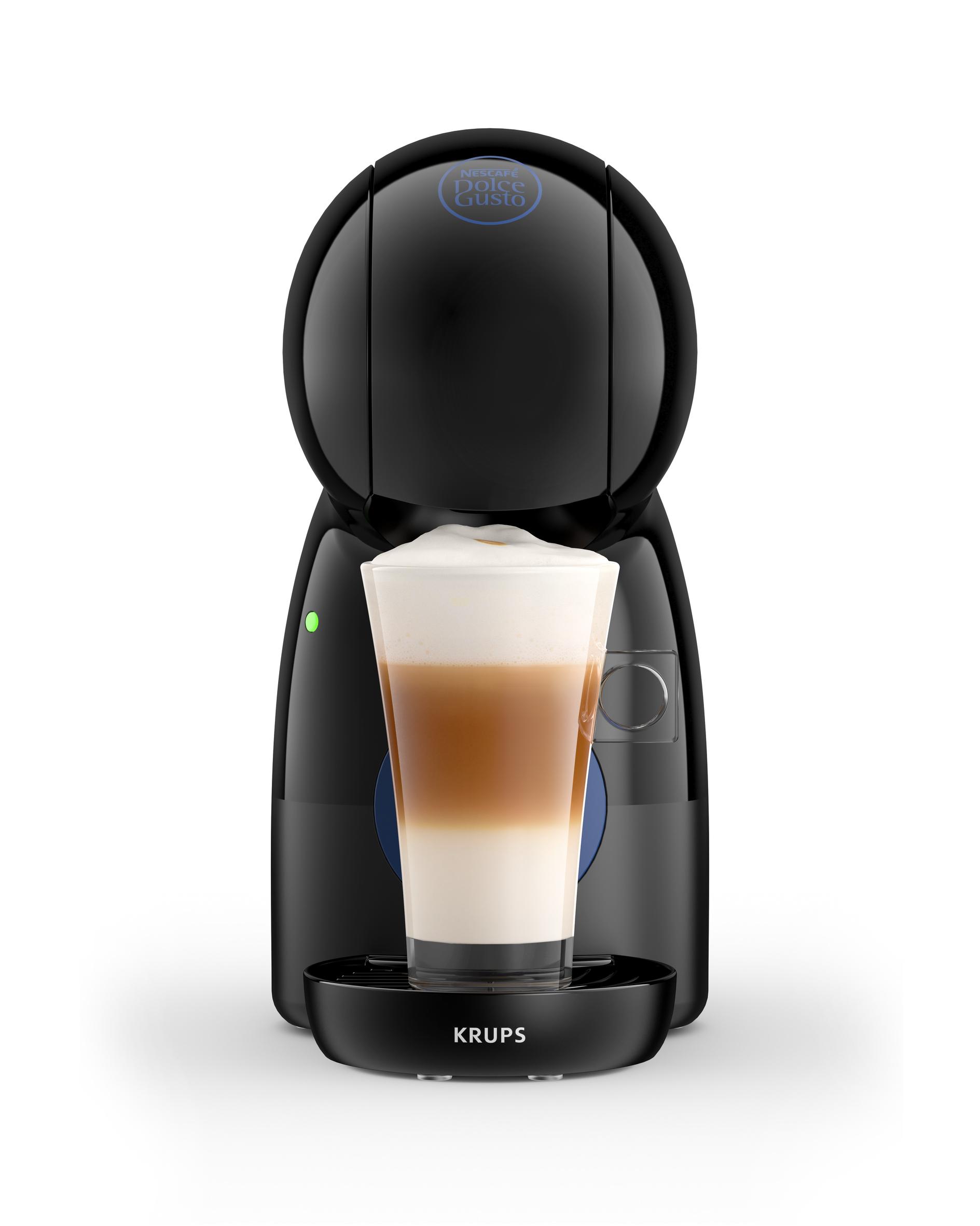 Cafetera negra con un vaso de latte macchiato. Fondo blanco.