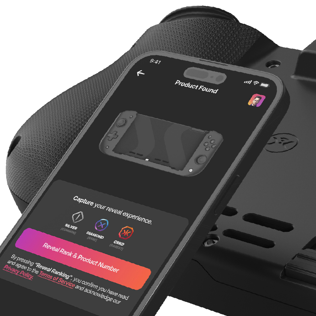 Smartphone, das eine Produkt gefunden-Nachricht anzeigt, eine Spielkonsole befindet sich unten. Nahansicht.