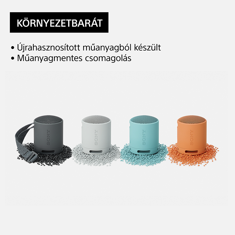 Négy kis, színes Sony hangszóró. A szöveg szerint újrahasznosított műanyagból készültek.