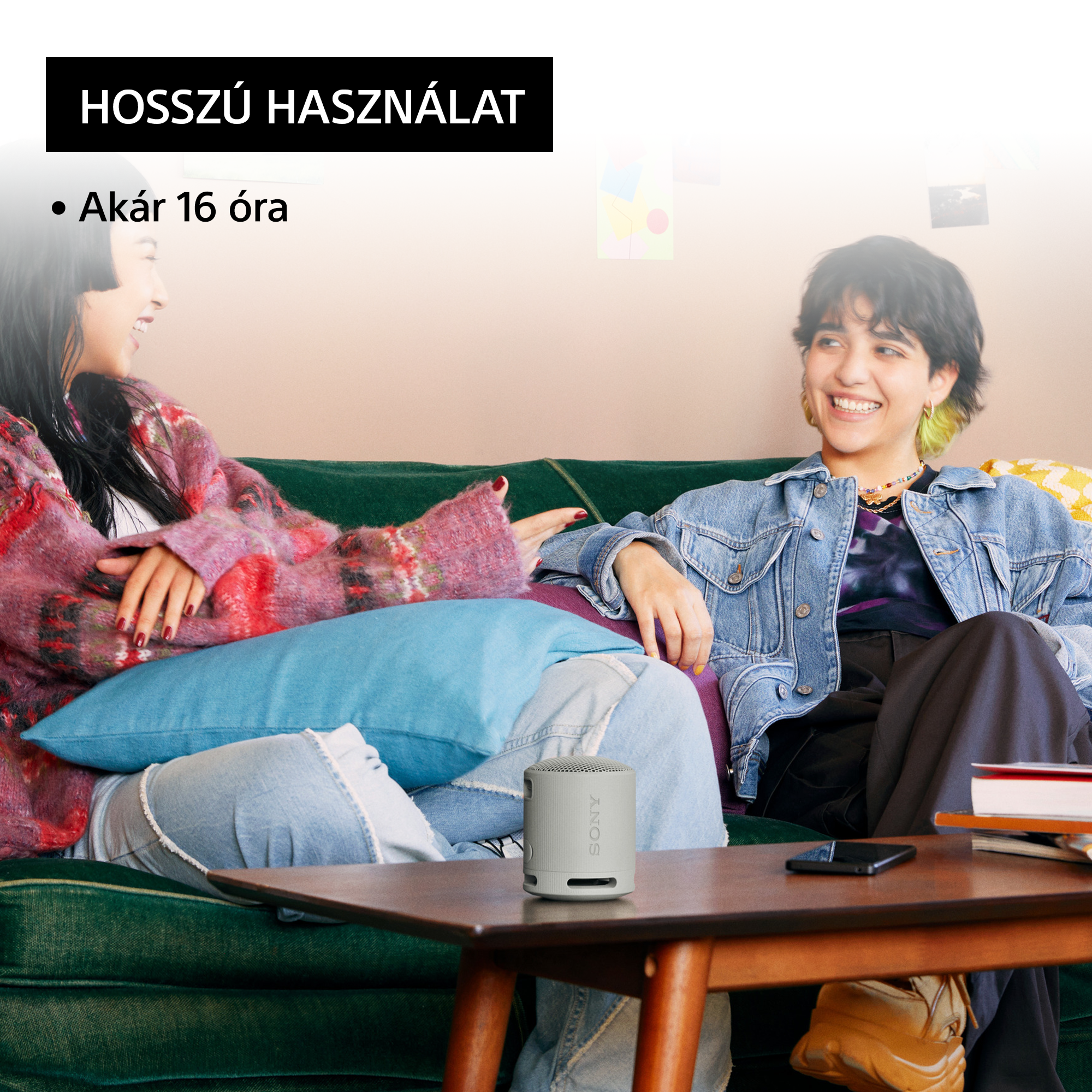 Két nő zöld kanapén, hangszóró az asztalon, felirat.