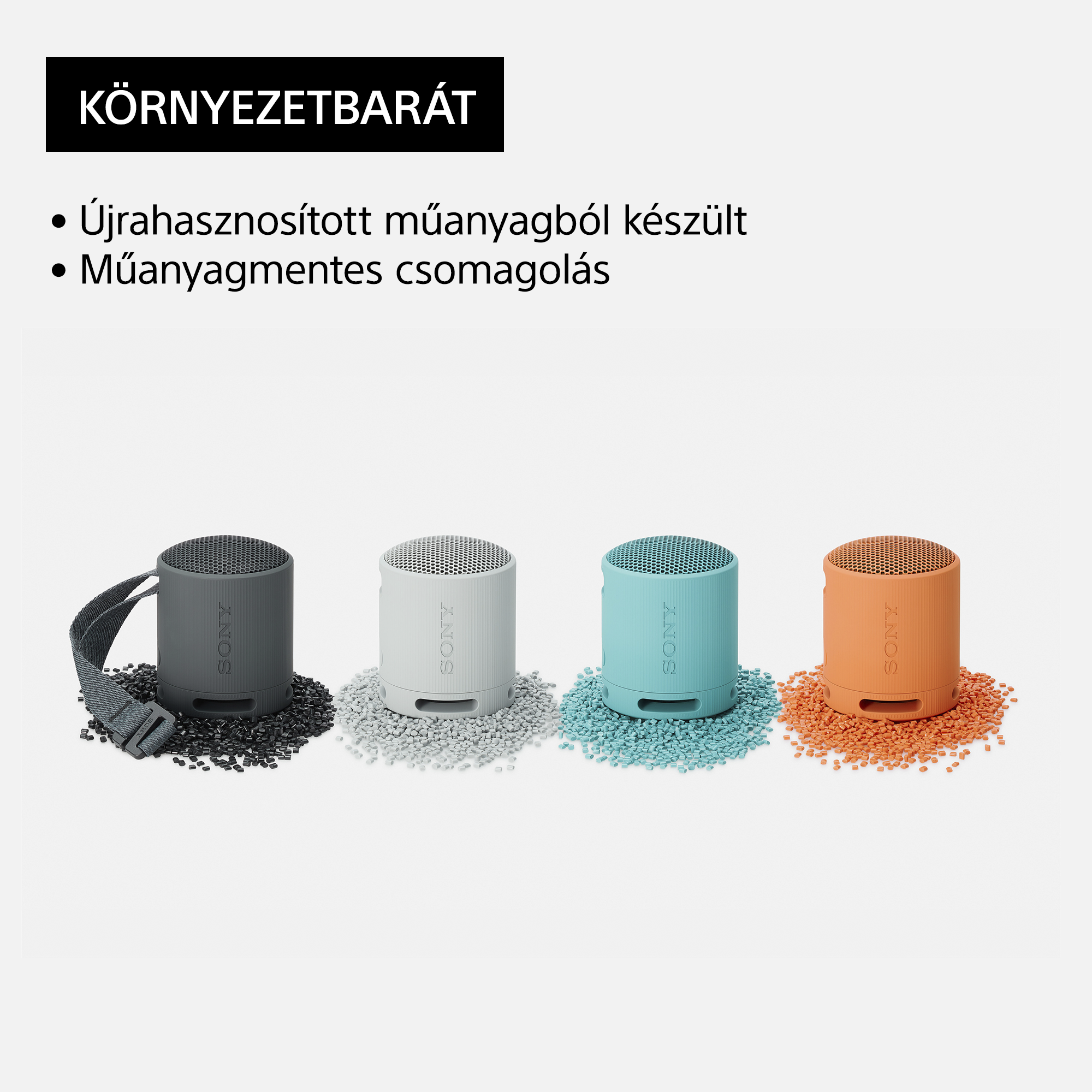 Négy kis Sony hangszóró különböző színekben, szöveggel, fehér háttérrel.