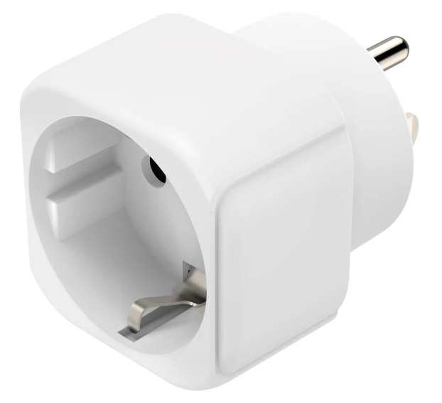Egy fehér adapterdugó európai dugóval és aljzattal, fehér háttér előtt.