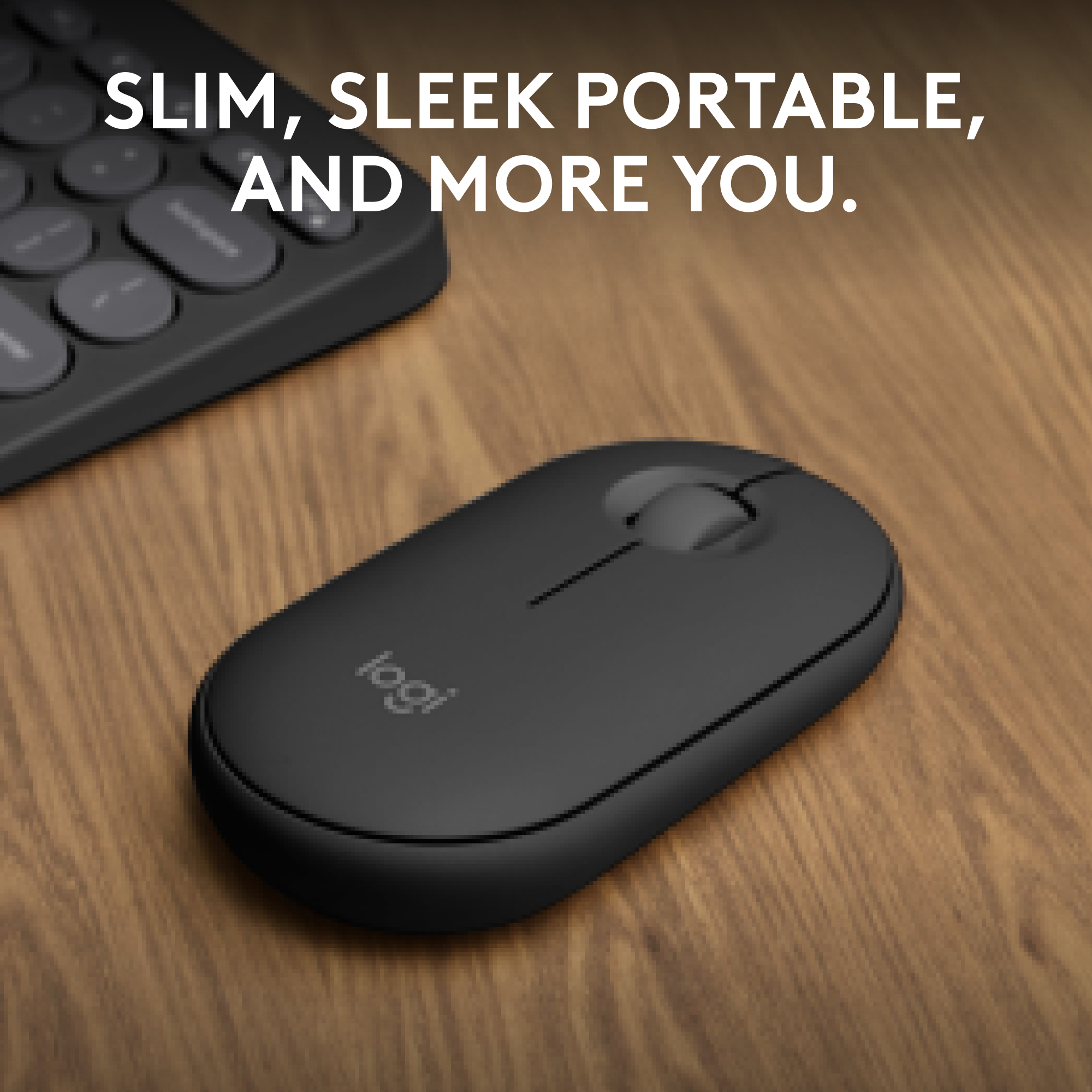 Mouse wireless nero su tavolo di legno, con testo.