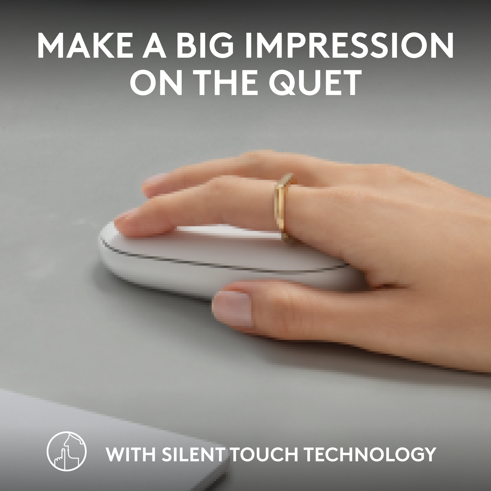 Une main portant une bague utilise une souris blanche sur une surface grise, avec le texte 'silent touch'.