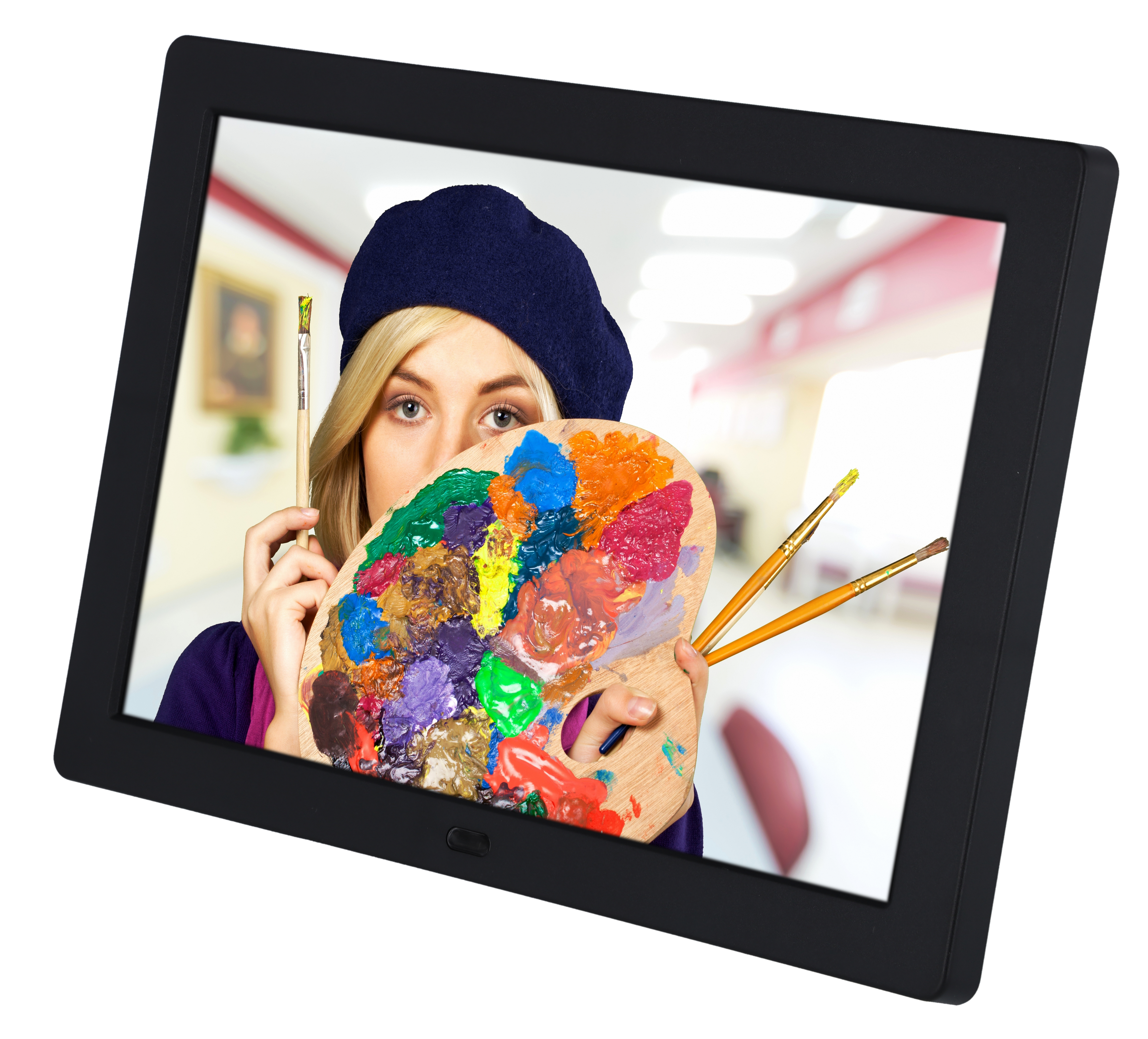 Eine Künstlerin mit Barett, die eine Palette mit Farben und einen Pinsel hält, vor einem digitalen Rahmen.