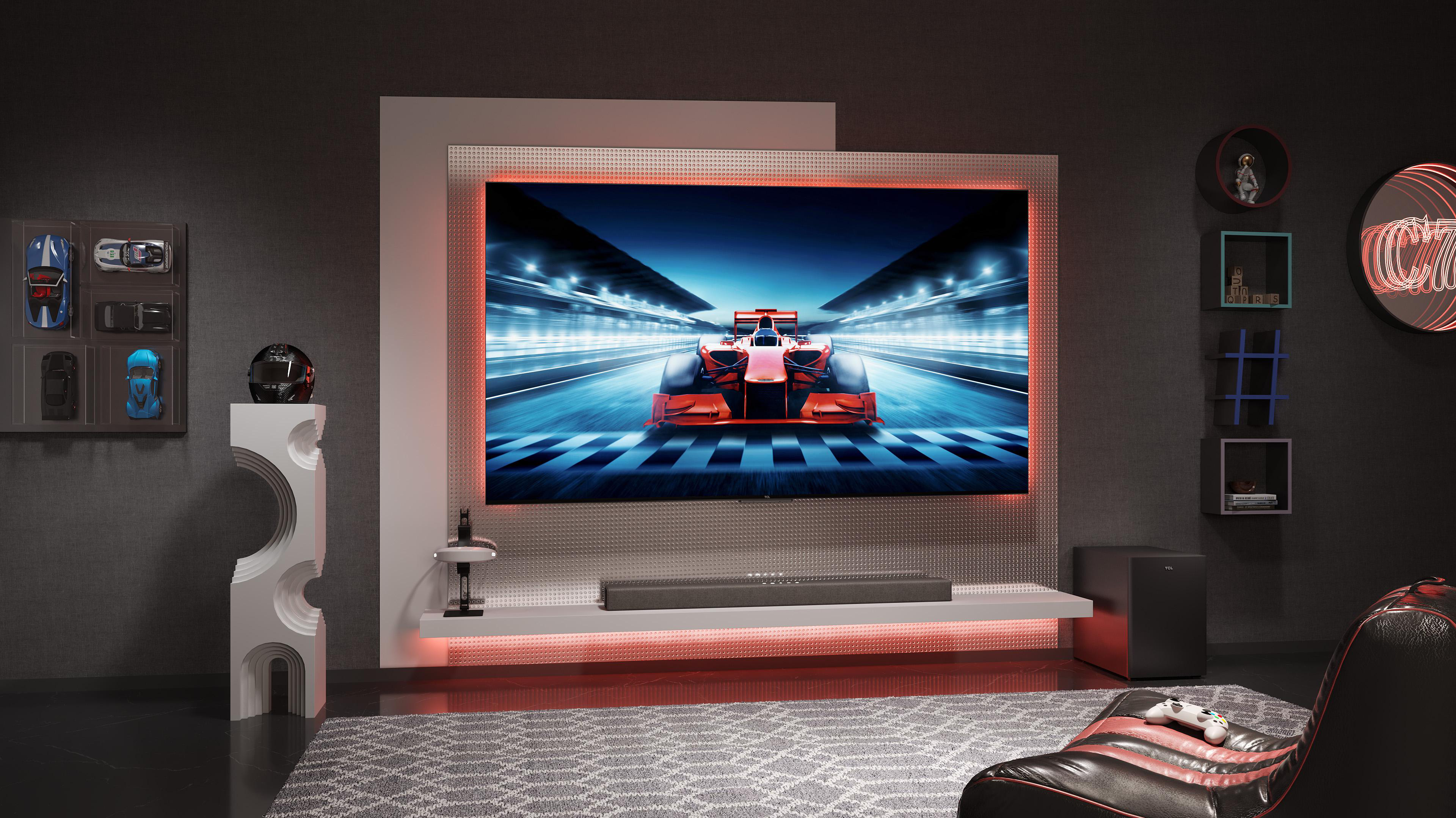 Wohnzimmer mit großem Fernseher, der ein Rennauto, eine Soundbar und einen Gaming-Stuhl zeigt.
