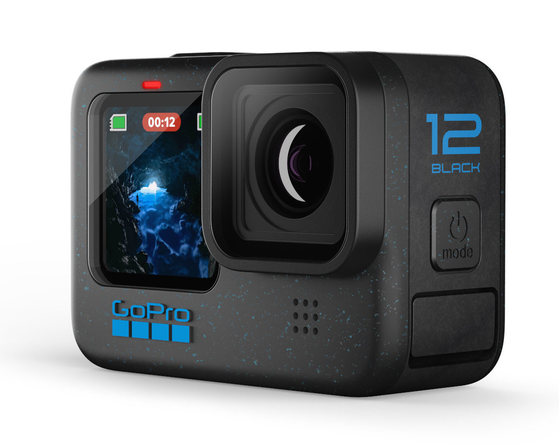 Czarna kamera GoPro z ekranem pokazującym podwodną scenę.