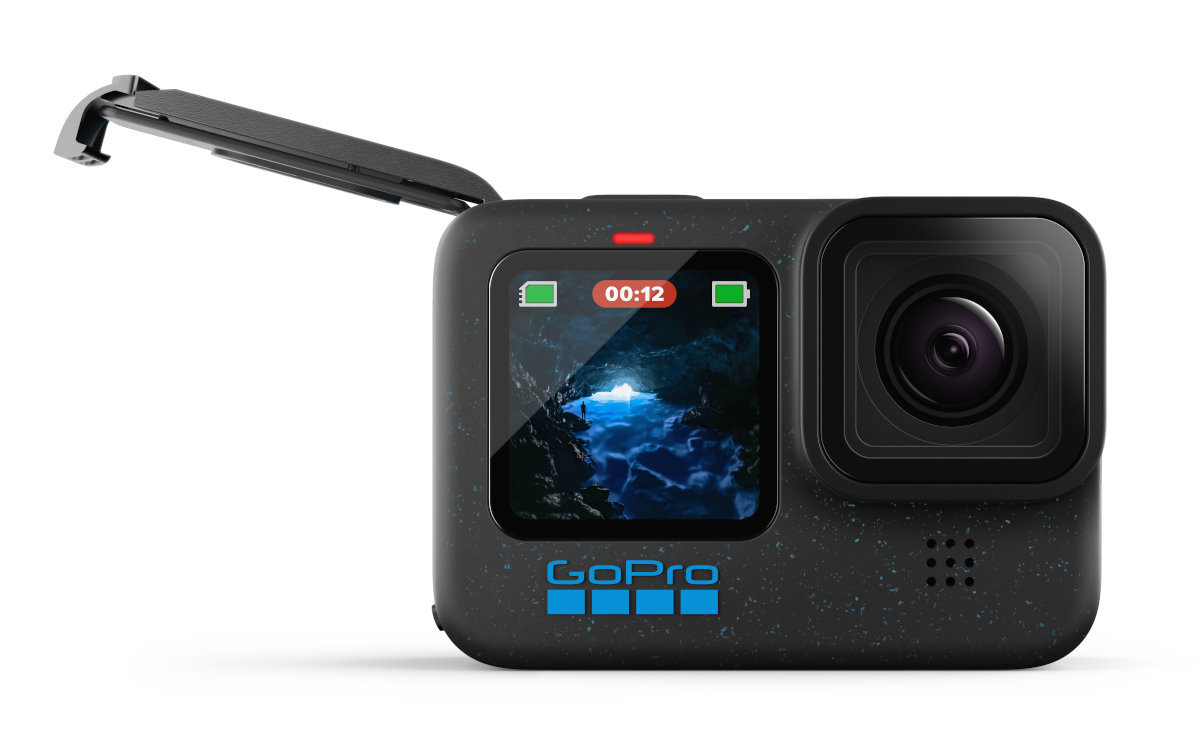 Kamera sportowa GoPro, czarna, otwarte górne wieko, ekran pokazuje jaskinię z wodą i osobą.