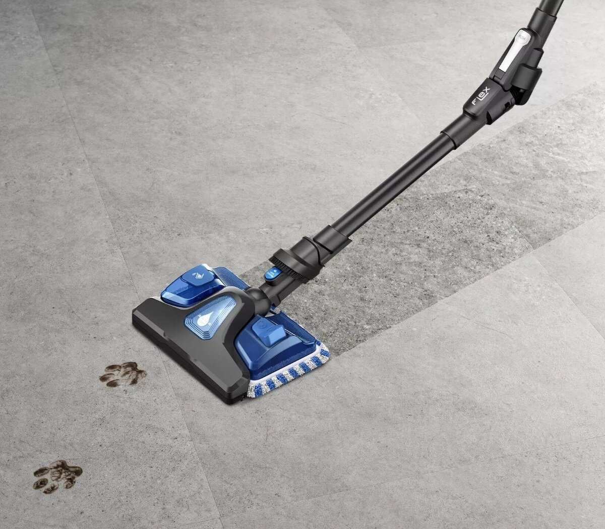 Odkurzacz w akcji. Czyści podłogę i widoczne są ślady łap.