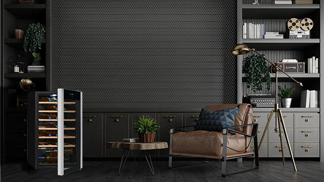 Interieur mit Weinkühlschrank, Regalen, Ledersessel und Lampe. Dunkles, modernes Dekor.