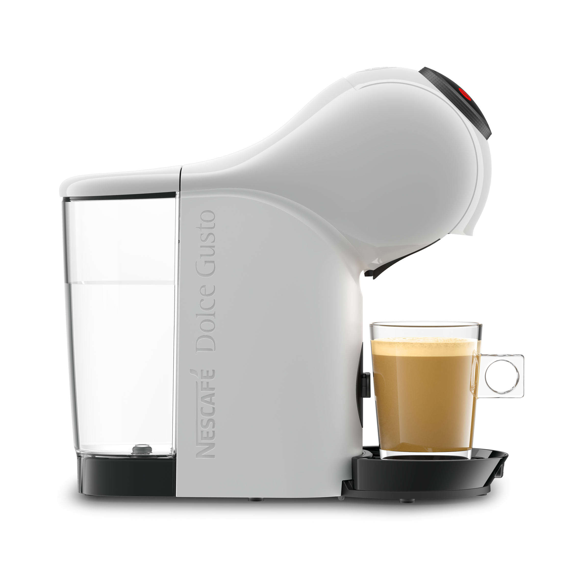 Cafetera Dolce Gusto blanca con taza de vidrio llena de café sobre una bandeja negra. Fondo blanco.