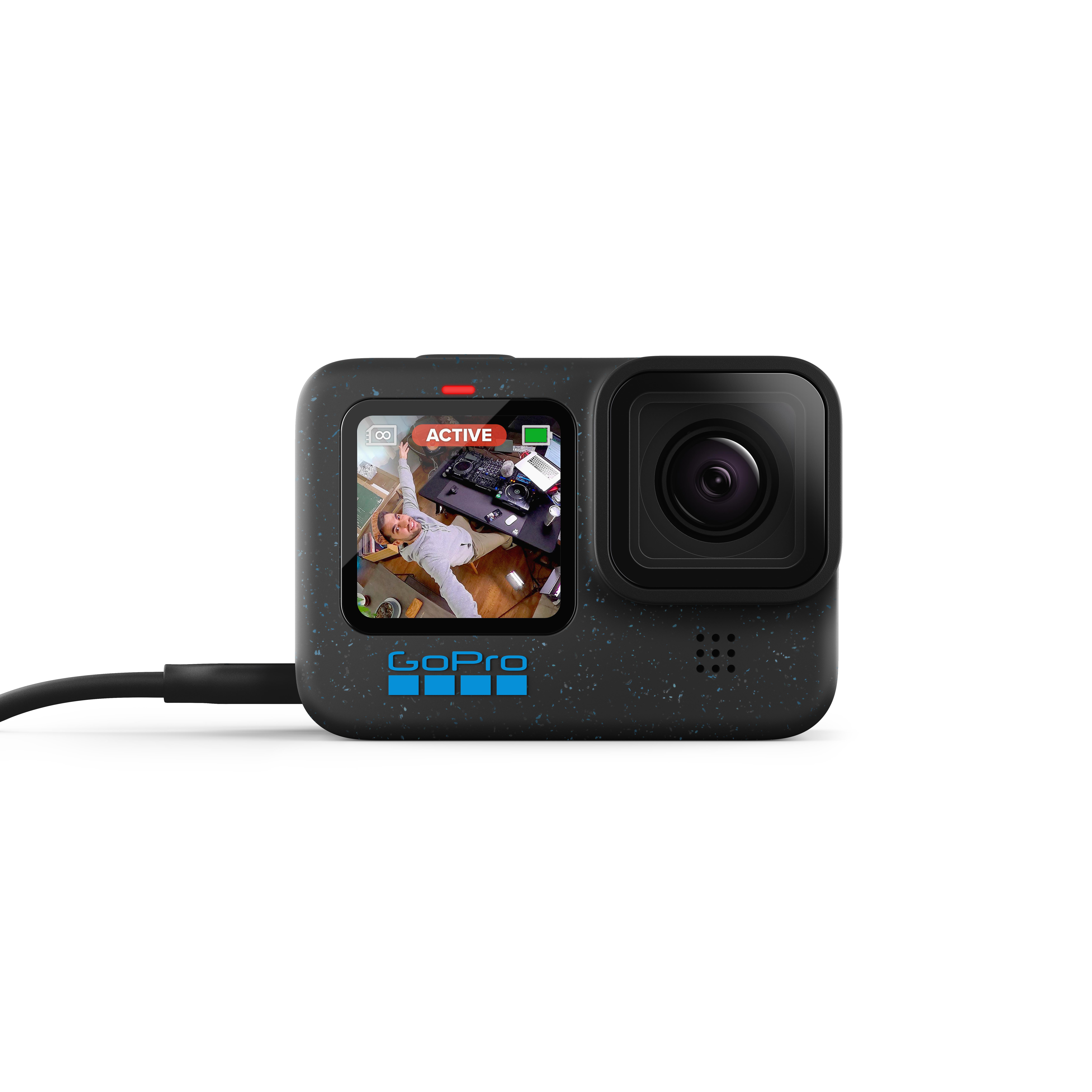GoPro-Kamera mit Bildschirm mit aktiver Aufnahme. Schwarze Kamera auf weißem Hintergrund.