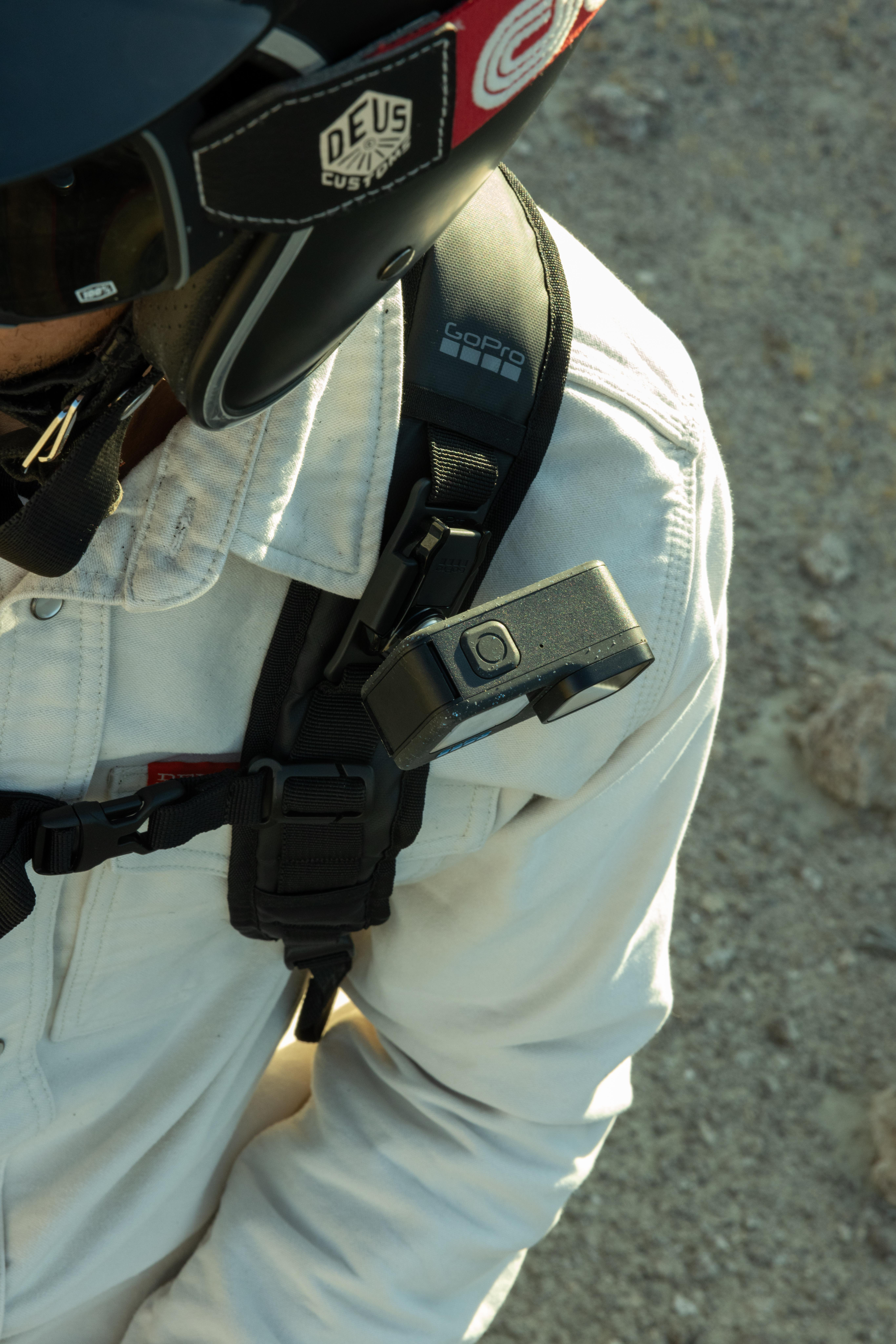 Person trägt Helm mit einer GoPro-Kamera am Brustgurt befestigt.