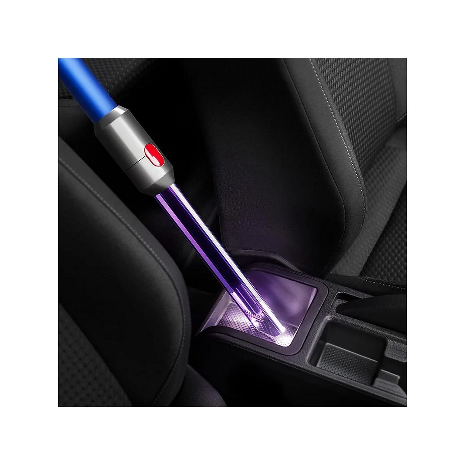 Een stofzuiger met een blauwe steel reinigt het interieur van een auto. De autostoel en een opbergruimte zijn zichtbaar.