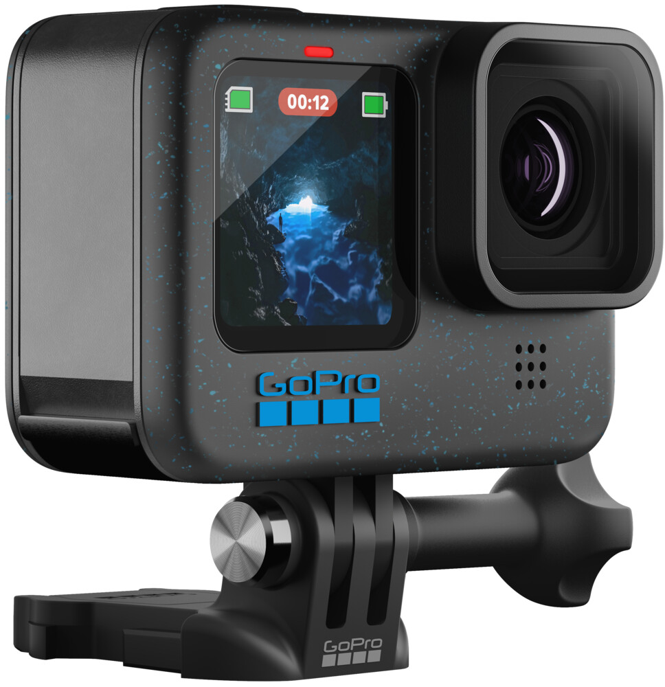 Schwarze GoPro-Kamera mit Unterwasserszene auf dem Bildschirm, auf schwarzer Halterung.