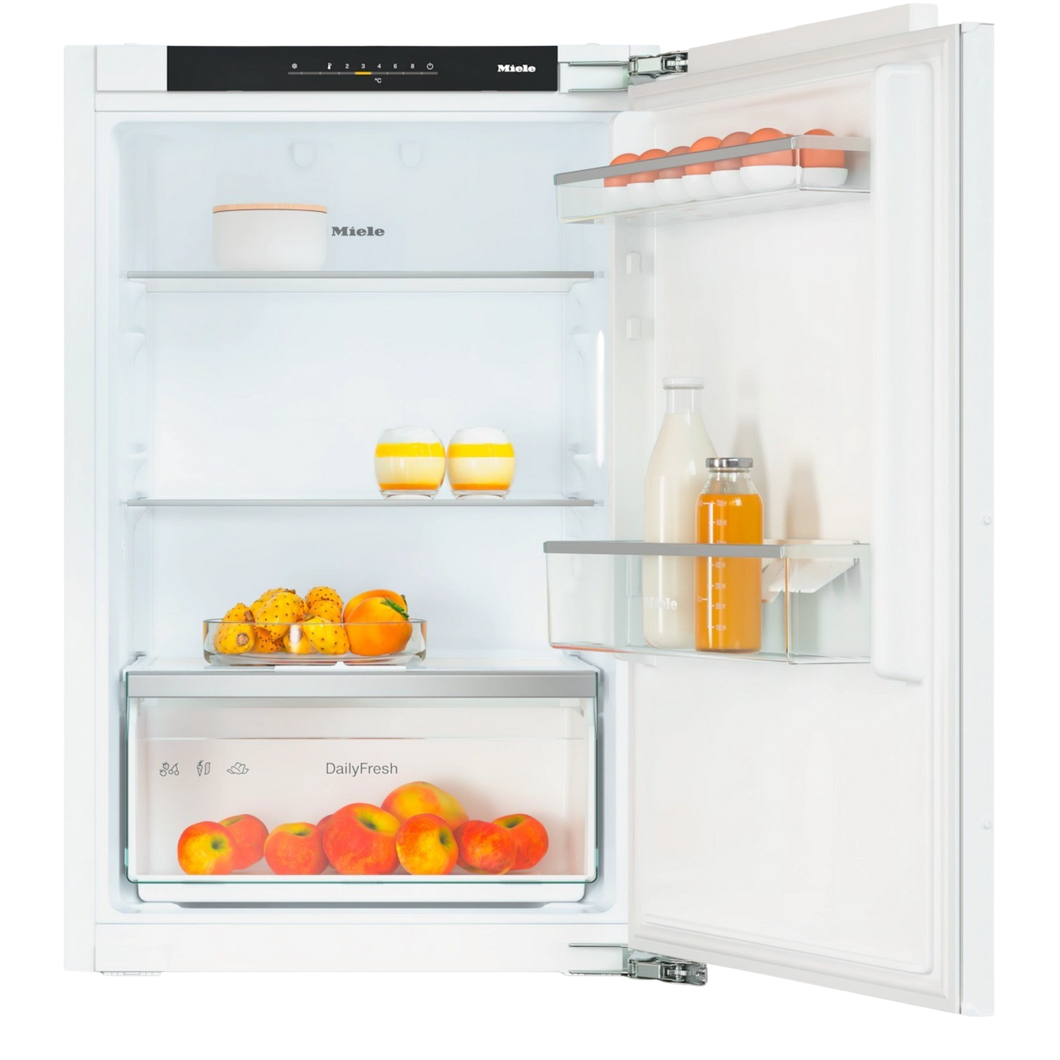 Réfrigérateur Miele blanc avec porte ouverte. Contient des étagères avec de la nourriture. Comprend des œufs, des bouteilles et des fruits.
