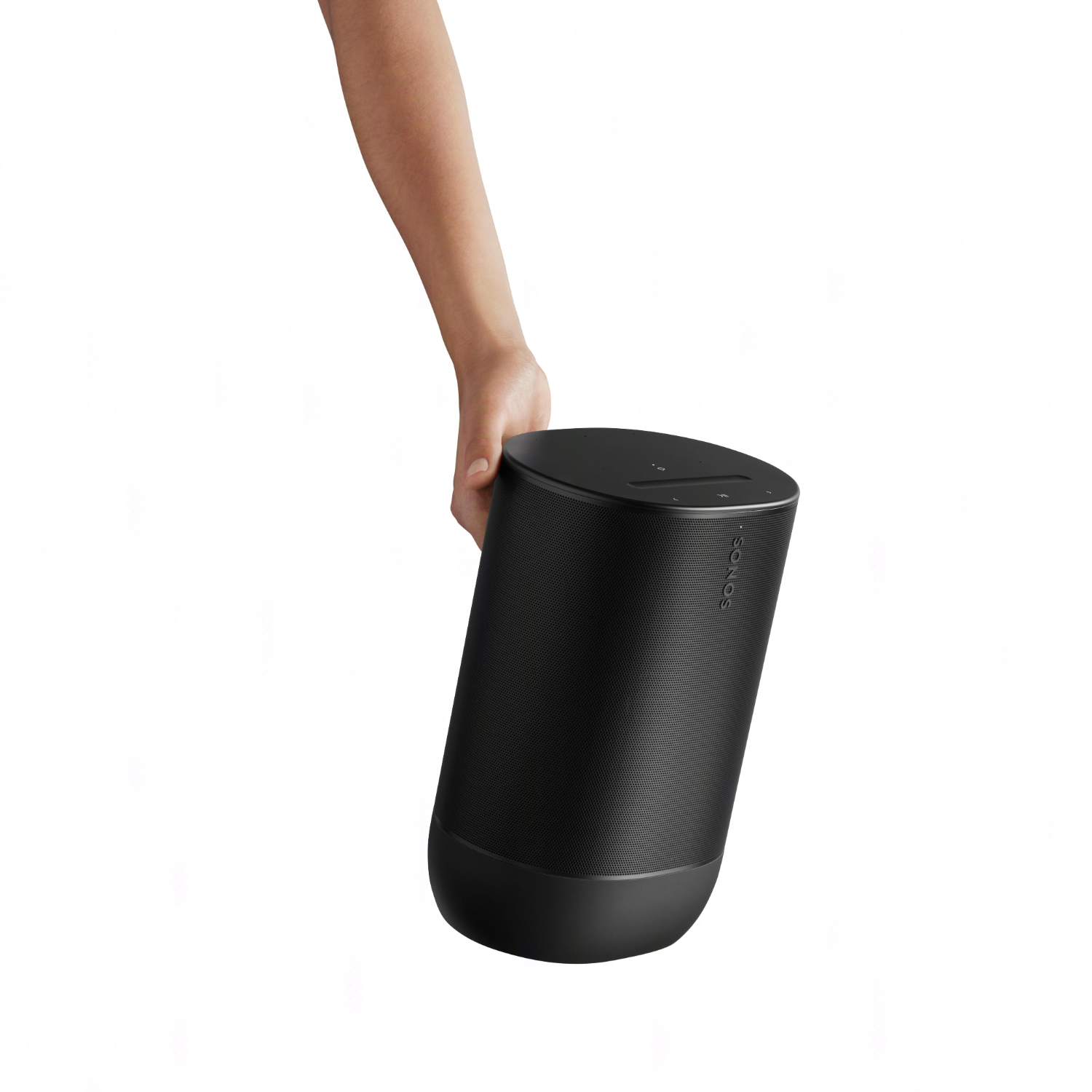 Een hand die een zwarte cilindrische luidspreker vasthoudt. Het Sonos-logo is zichtbaar aan de zijkant.