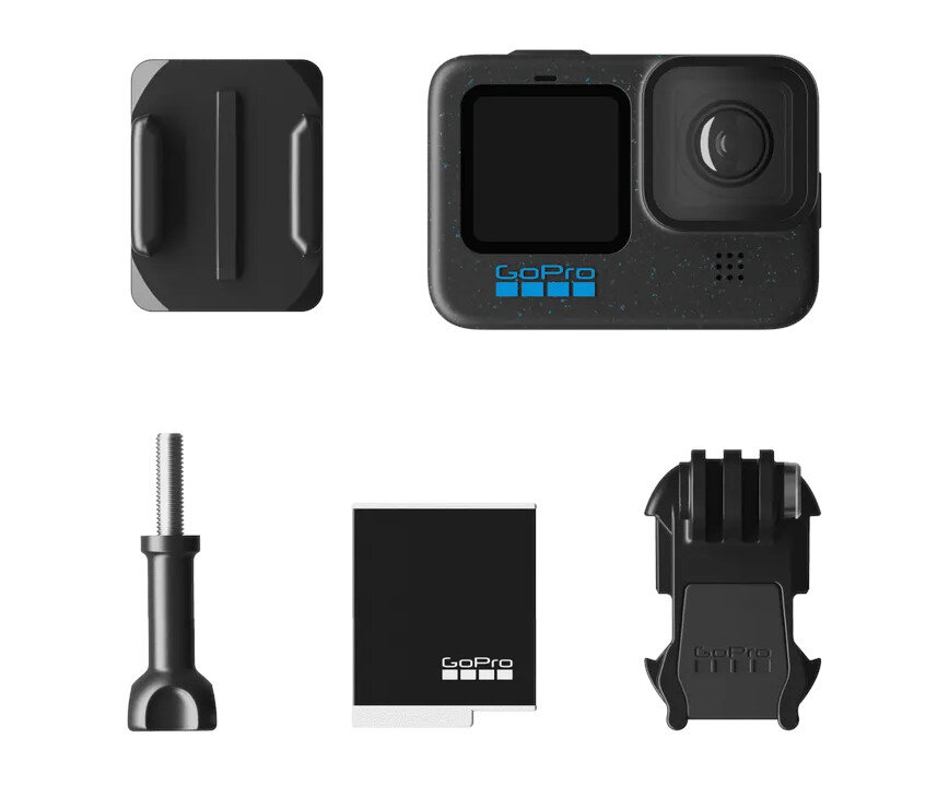 Kamera GoPro z akcesoriami. Zawiera kamerę, wspornik montażowy, baterię i śrubę.