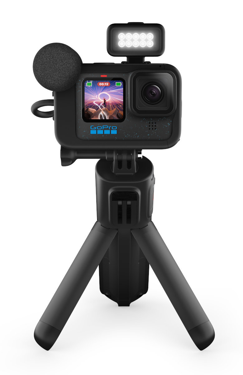 Czarna kamera GoPro ze światłem, mikrofonem i statywem, na białym tle.