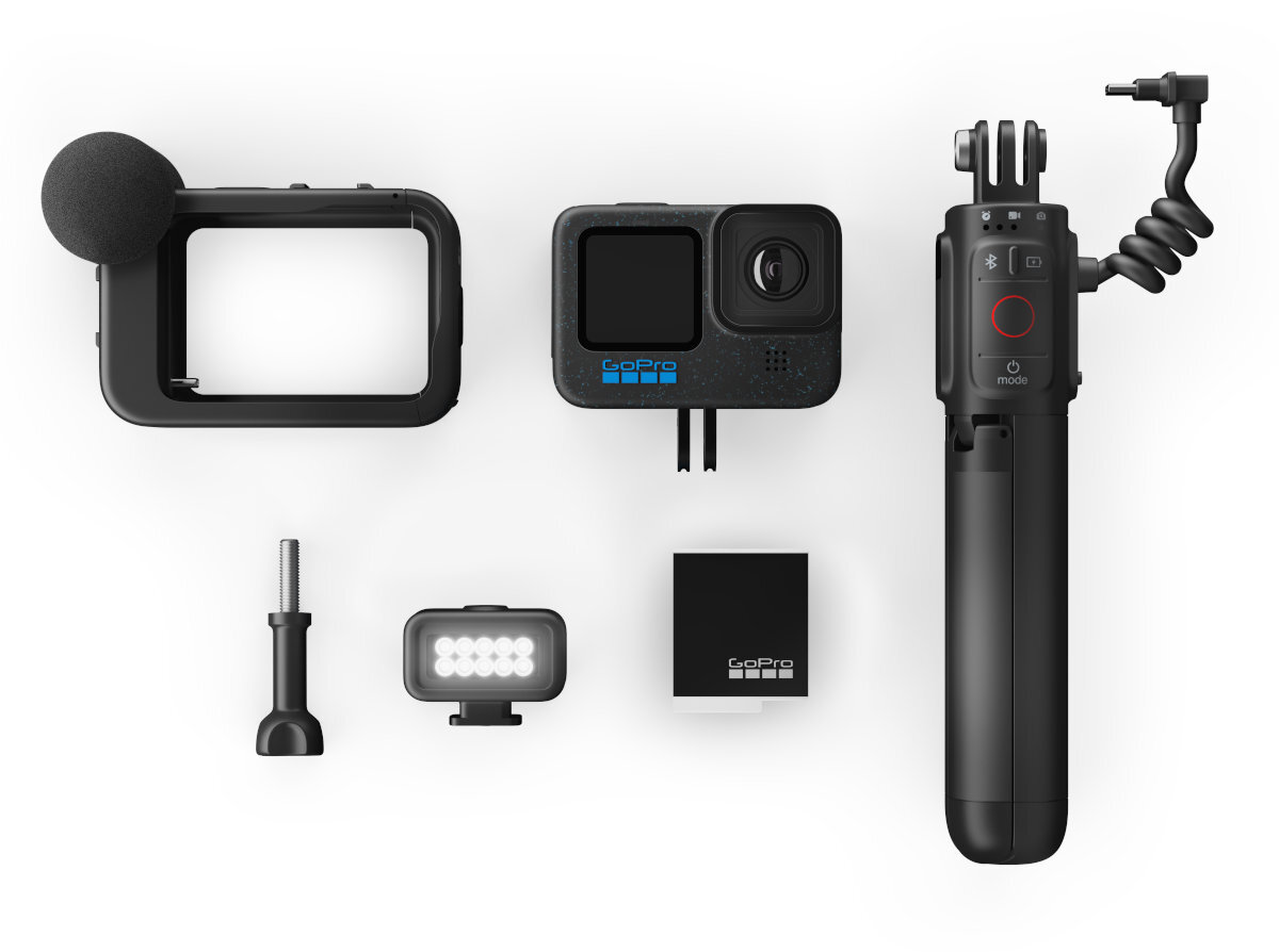 Czarny zestaw kamery GoPro i akcesoriów, w tym mikrofon i uchwyt.