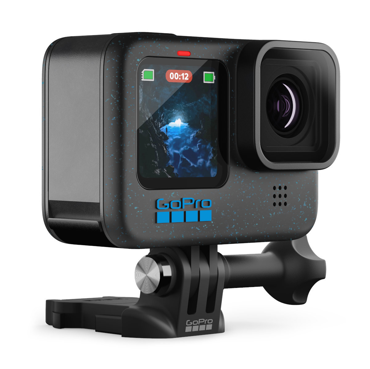 Kamera GoPro. Czarna z niebieskim logo, ma ekran pokazujący scenę wodną i dołączony uchwyt.