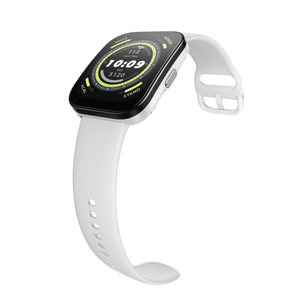 Biały smartwatch z czarnym ekranem wyświetlającym statystyki i białym paskiem, odizolowany.