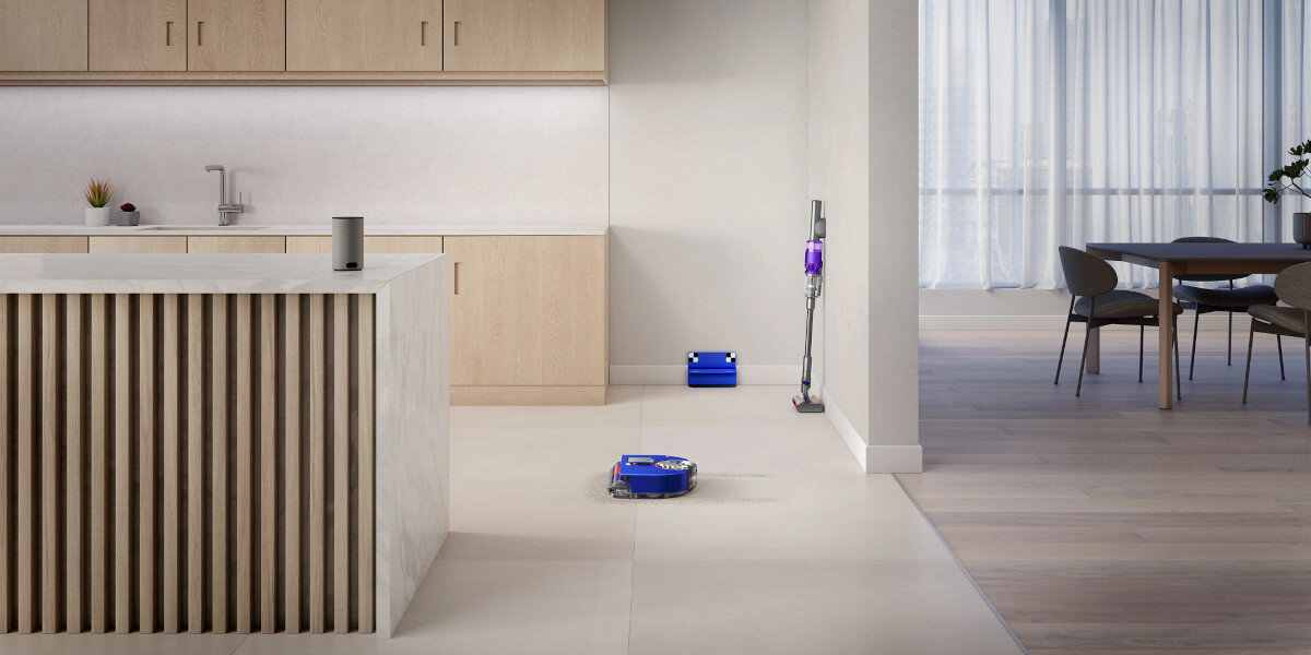 Nowoczesna kuchnia z odkurzaczem robotem, robotem sprzątającym i odkurzaczem pionowym.