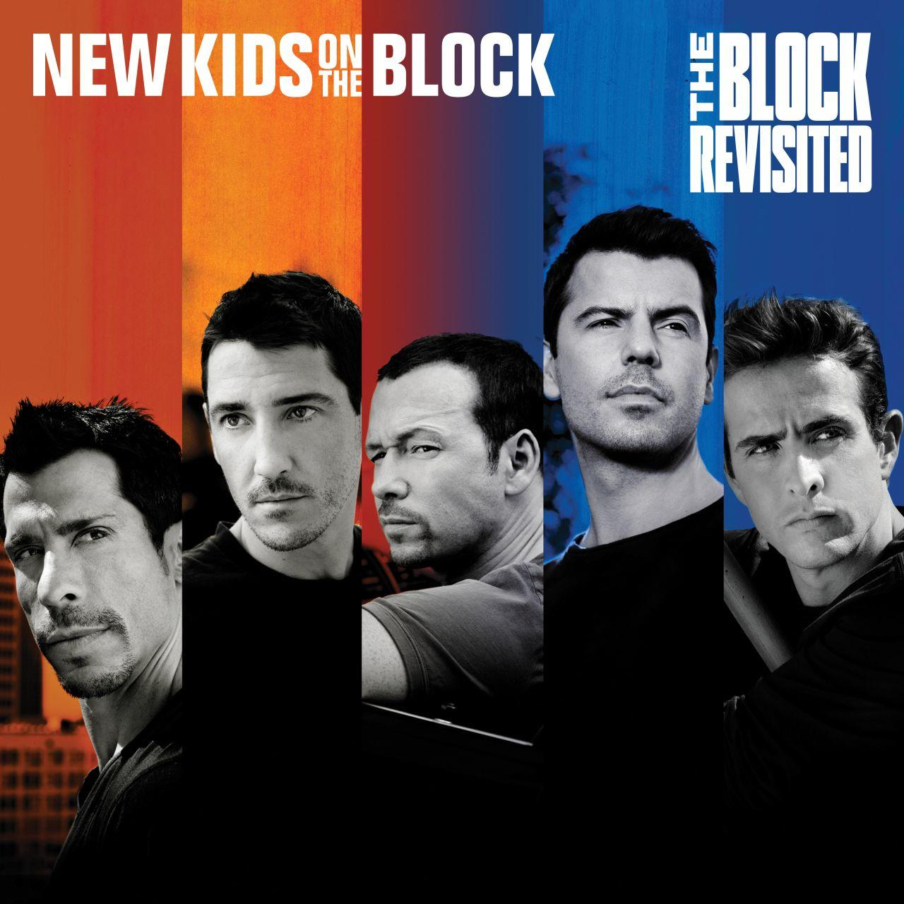 A "New Kids on the Block: The Block Revisited" albumborítója öt zenekari tagot mutat színes sávok előtt.