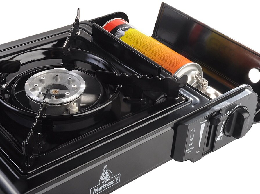 Czarna przenośna kuchenka gazowa z butlą w środku. Kuchenka jest otwarta do użytku.