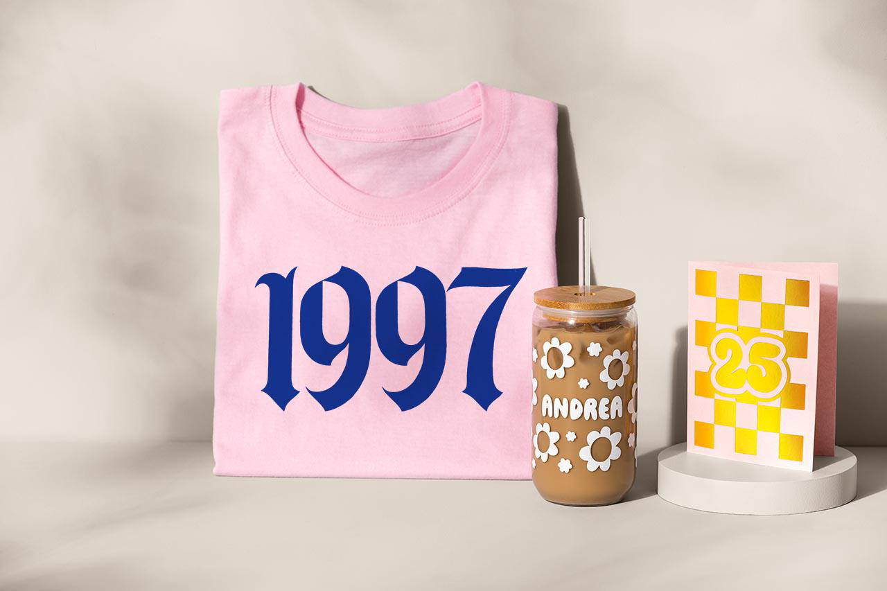 Rosa Shirt mit „1997“ und ein Glas mit „Andrea“, plus eine Karte.