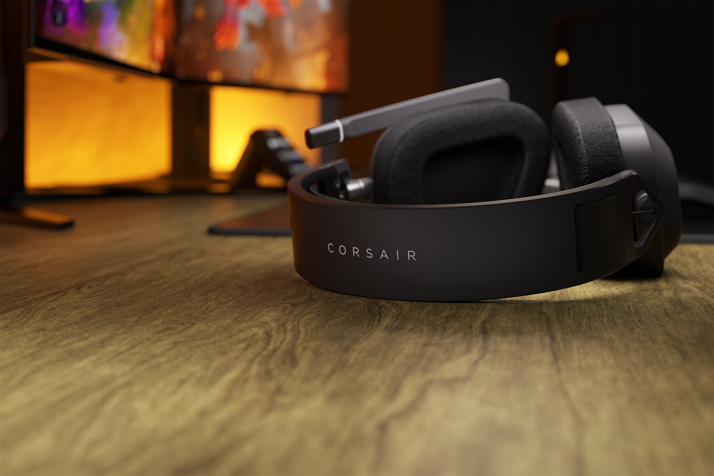 Schwarzes Gaming-Headset auf einem Holztisch. Corsair steht auf dem Bügel. Der Hintergrund ist unscharf.
