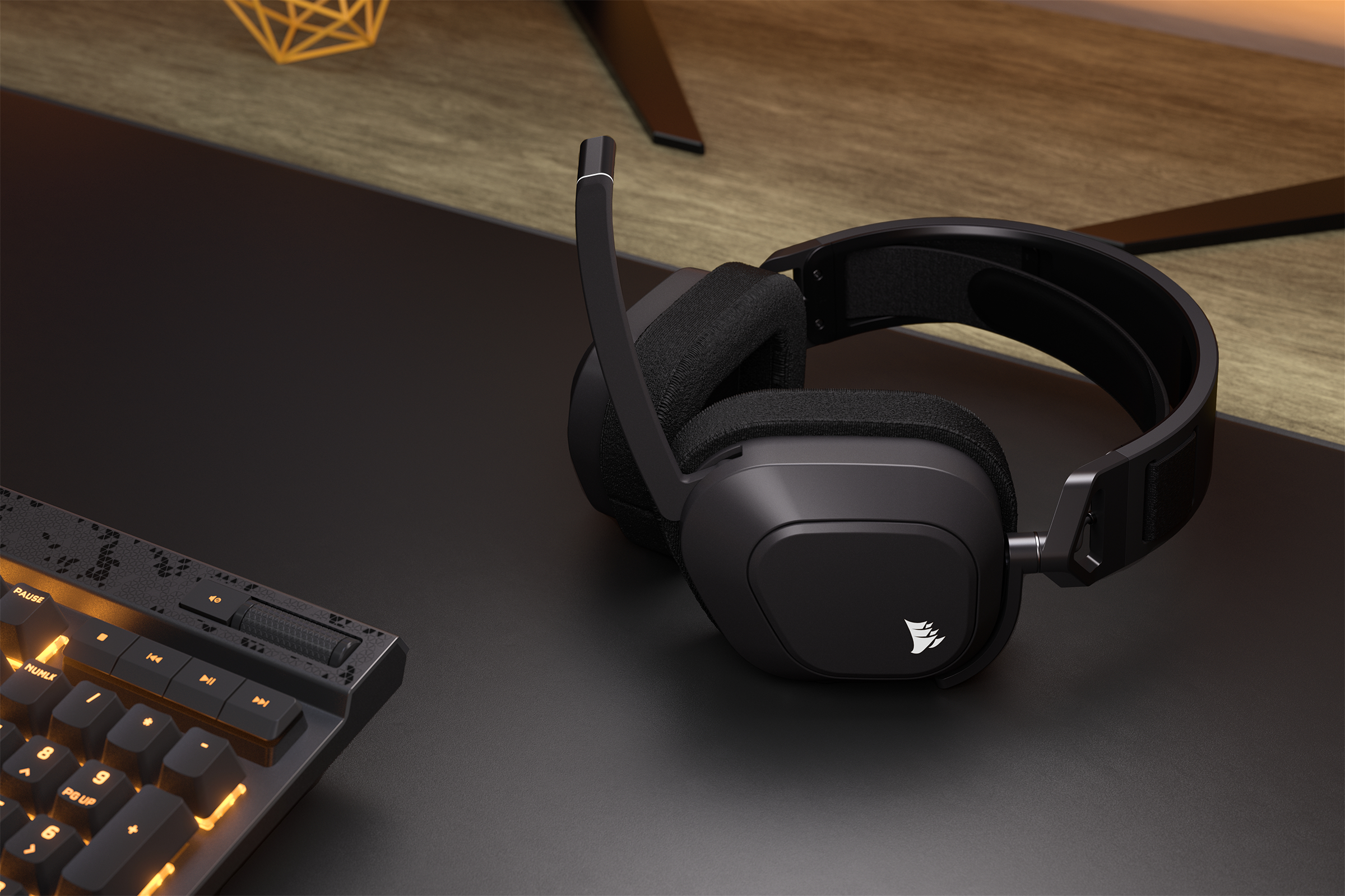 Schwarzes Gaming-Headset auf dunklem Tisch.