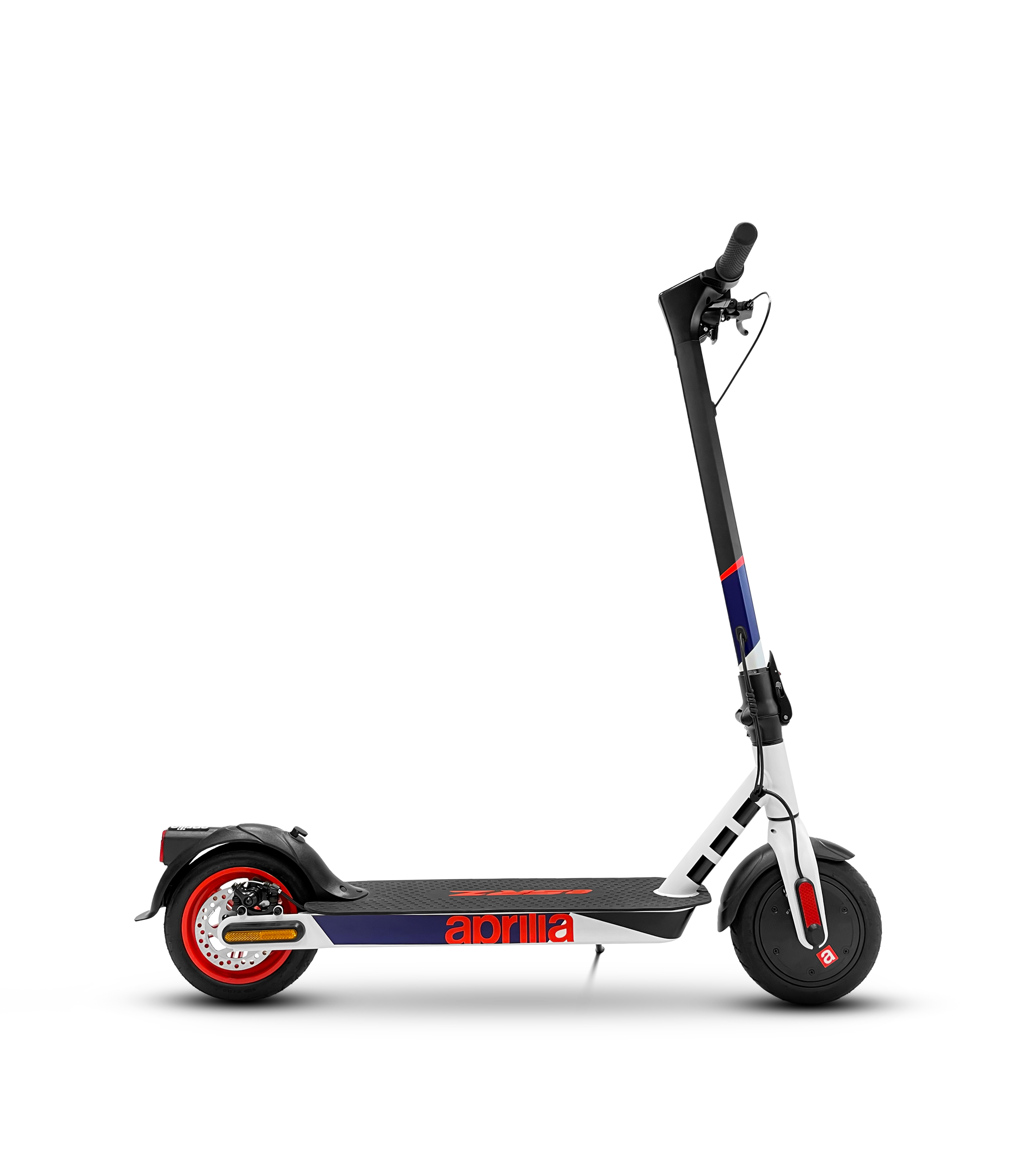 Weißer und schwarzer Elektroroller mit blauen und roten Akzenten. Er hat ein 'aprilia'-Logo auf dem Deck.