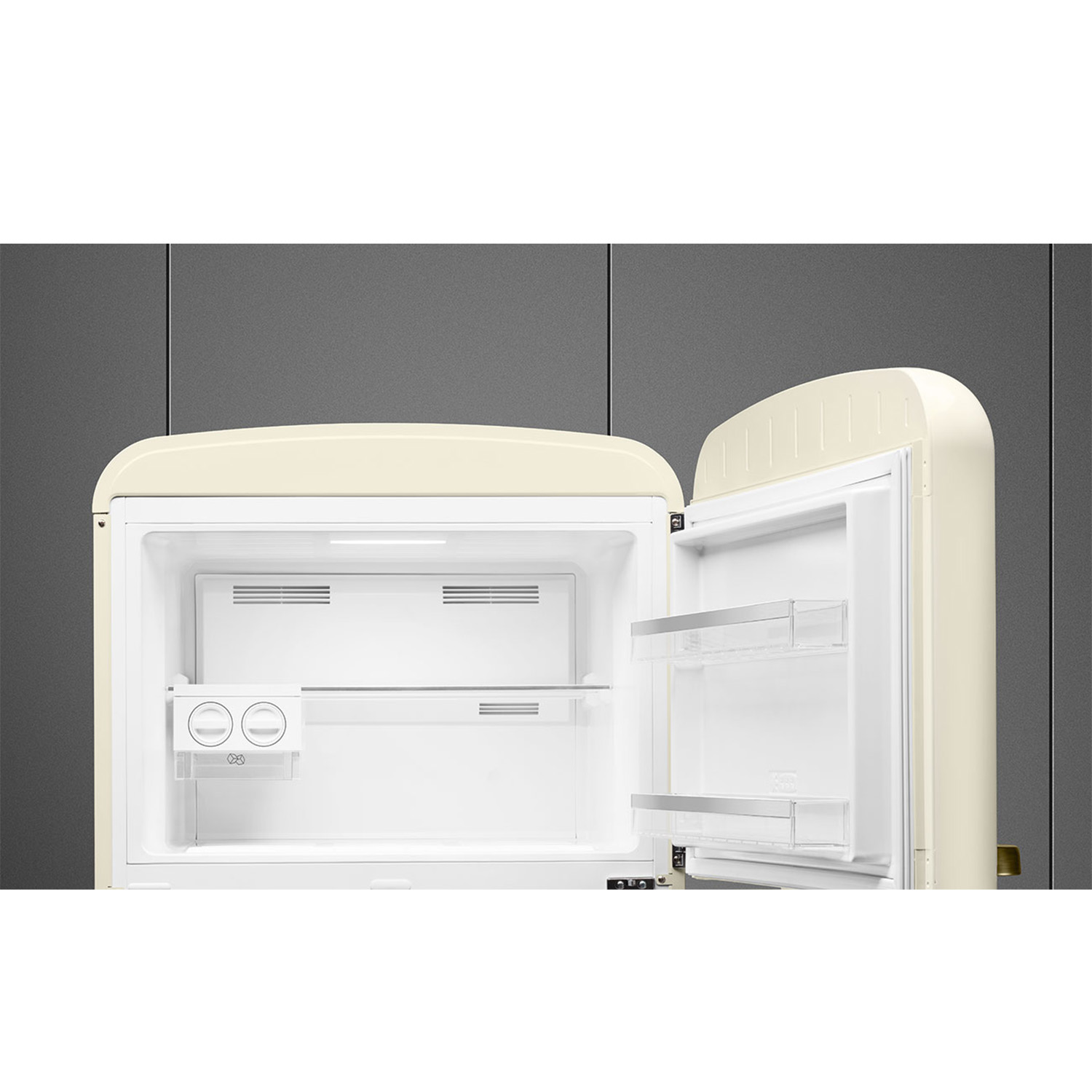 Un frigorifero in stile retrò, aperto, con interno bianco. Sfondo grigio.