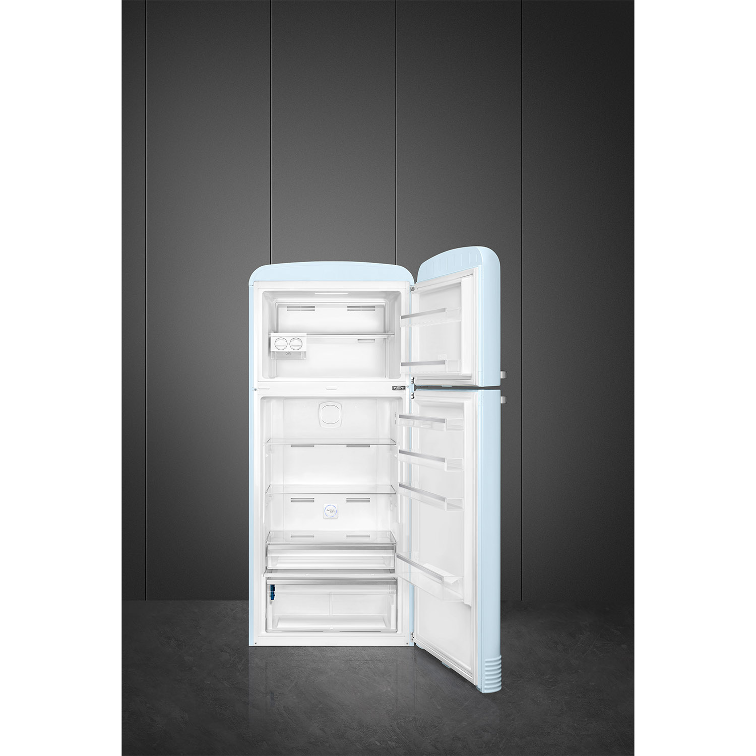 Frigorifero SMEG azzurro con ante aperte. L'interno è visibile con ripiani e cassetti, contro un muro grigio.