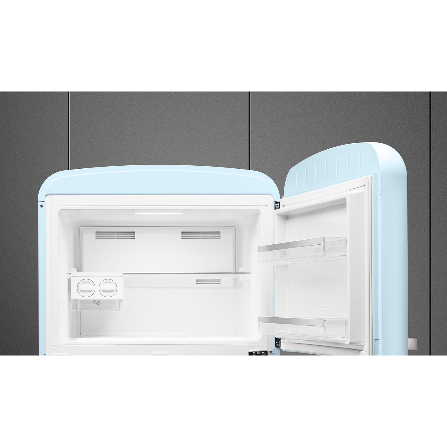 Interno di un frigorifero Smeg azzurro aperto con ripiani e scomparti.