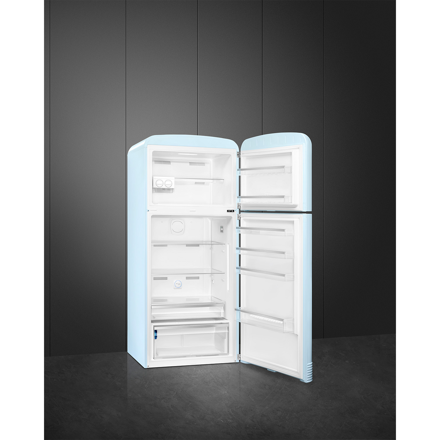 Frigorifero Smeg azzurro, porte aperte, che mostra ripiani, cassetti e dettagli interni.