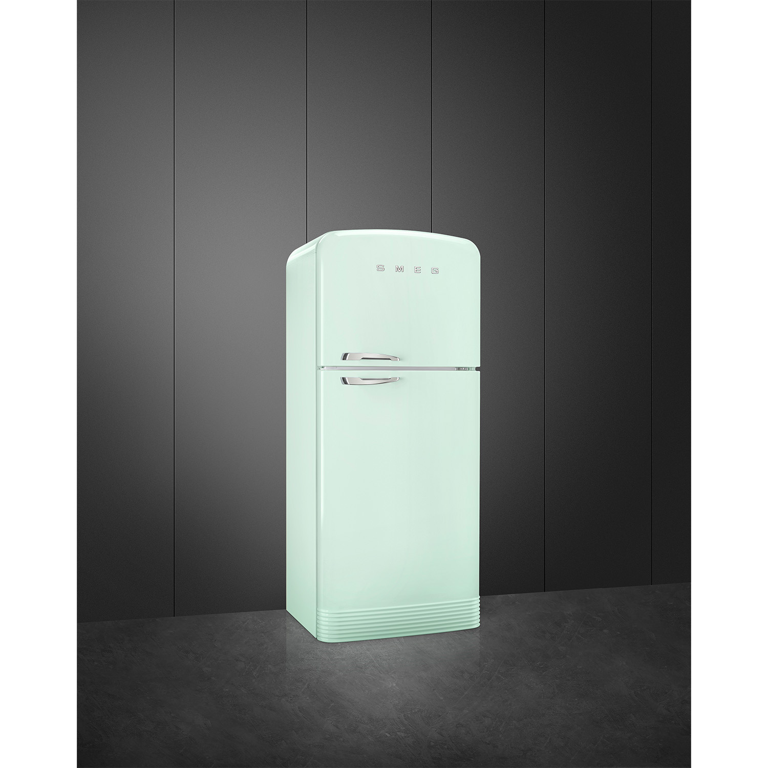 Frigorifero Smeg verde menta su sfondo grigio scuro.