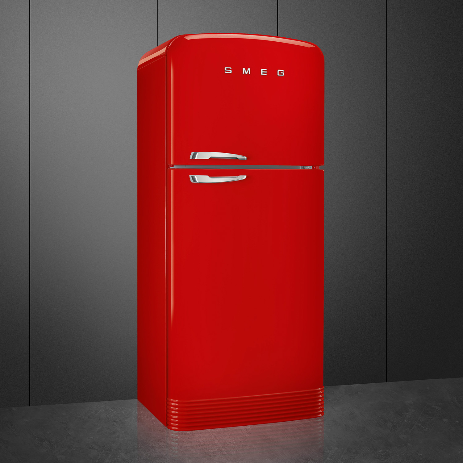 Frigorifero SMEG rosso su sfondo grigio, vista frontale.