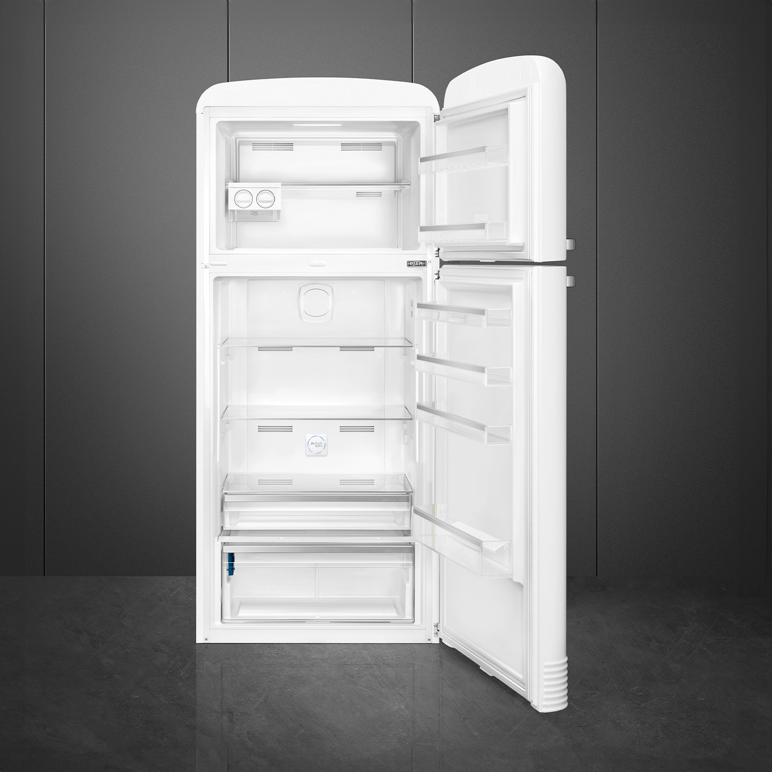 Frigorifero Smeg bianco aperto, con ripiani, cassetti e cibo. Sfondo scuro.